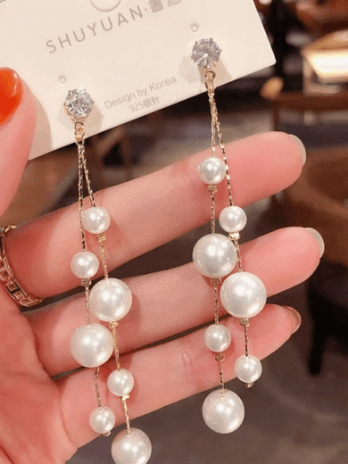 Features Metel : Alloy Platng : gold Stone : Artificial Stones & Beads Product Type : Korean Earring Size : 3 Cm Weight : 25 Grams Care Information : Protect your jewellery from sharp blows, scratches and Extreme Temperatures Do Not Use heat, water, perfumes, deodorant and other chemicals as they may effect on metal or plating. Keep your jewellery Clean, Dry and airtight box. wipe it using a soft cloth only